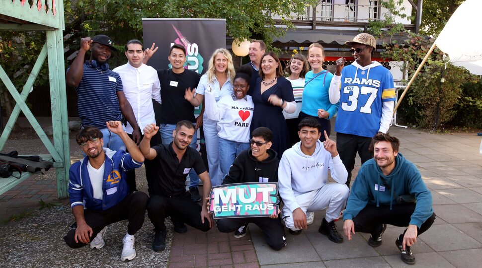 Gruppenbild mit Barbara Schöneberger, Ekin Deligöz und Jugendlichen aus dem Projekt