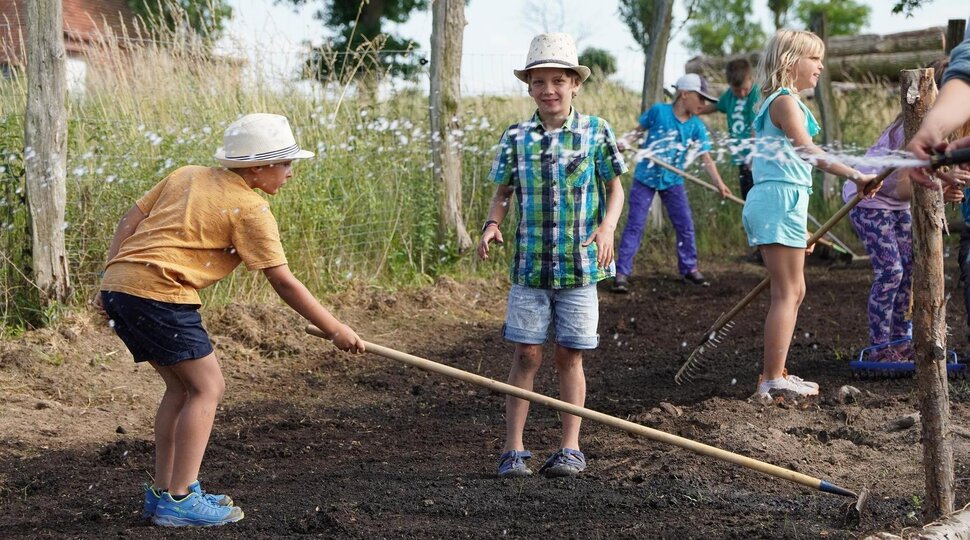 Kinder auf dem Erlebnis– und Kulturbauernhof hoblaho halten die Hände in die Höhe