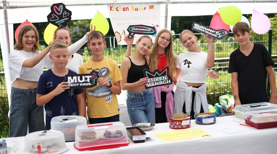 Jugendliche in Neuenhagen halten Pappschilder hoch