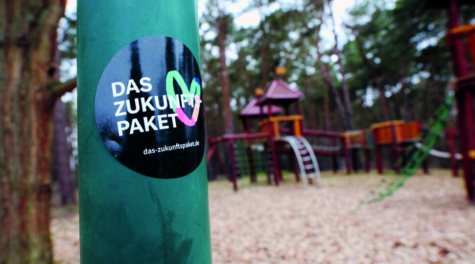 Ein Aufkleber des Zukunftspakets auf einem Spielplatz