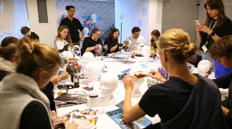 Junge Menschen bei einem Workshop beim Jugend-Summit in Berlin