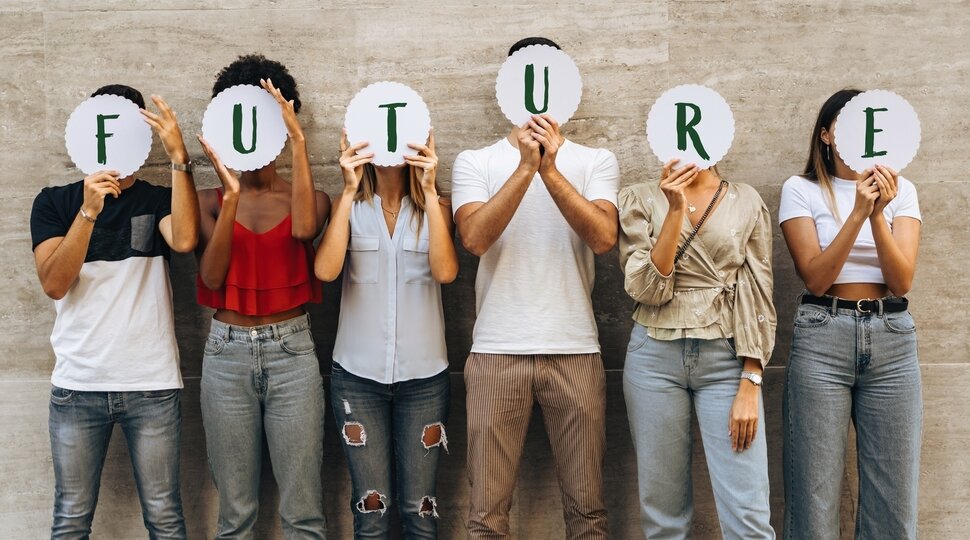 6 Jugendliche halten sich die Buchstaben FUTURE vors Gesicht
