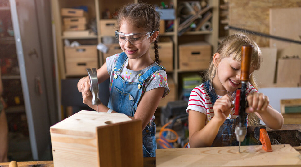 Zwei Mädchen bauen etwas aus Holz