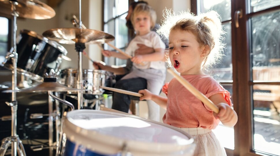 Ein Mädchen am Schlagzeug