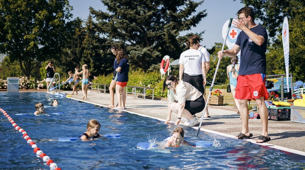 Kinder lernen Schwimmen im Nixenbad Strehla