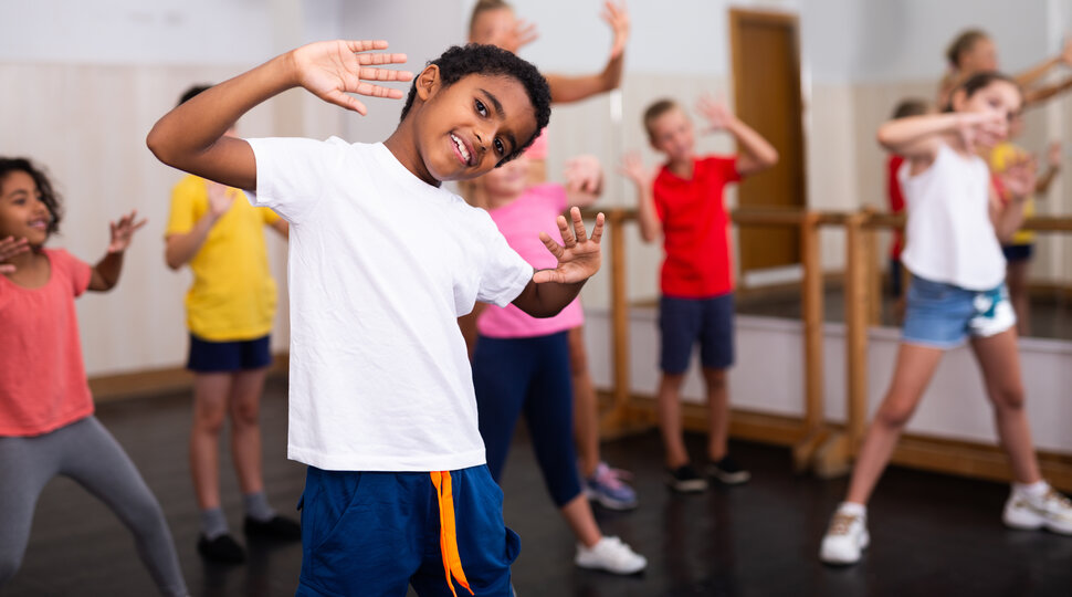 Verschiedene Kinder im Tanzstudio