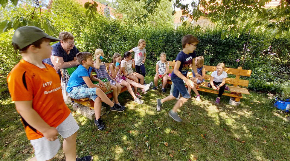 Reichenbacher Kinder gemeinsam in einem Park