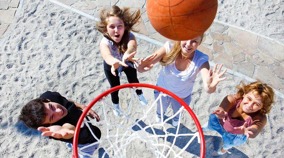 Drei Mädchen spielen Basketball