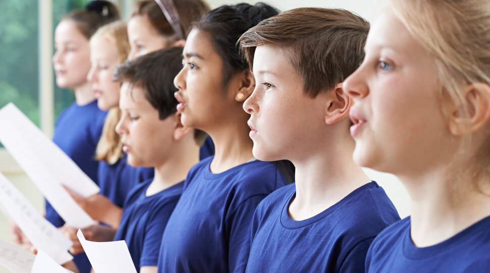 Junge Menschen singen in einem Chor