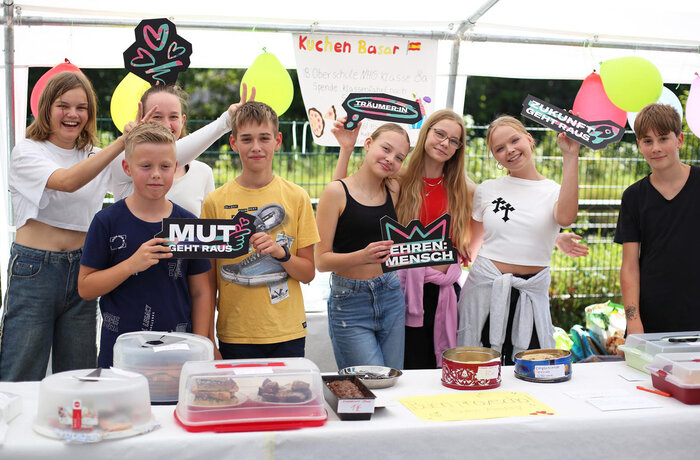 Kinder und Jugendliche mit Pappschildern des Zukunftspakets