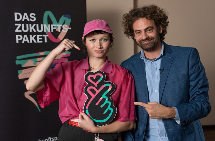 Die Moderator:innen des digitalen Rückblicks: Livia Kallmeyer, 22 Jahre, und Shai Hoffmann, Sozialunternehmer, Aktivist, Speaker und Moderator