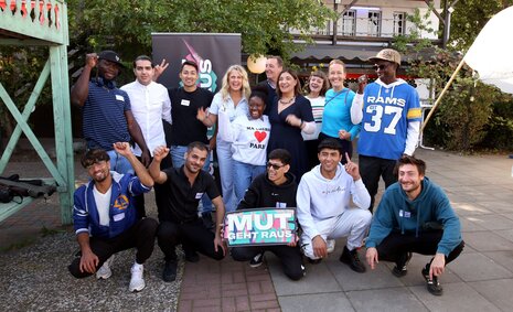 Gruppenbild mit Barbara Schöneberger, Ekin Deligöz und Jugendlichen aus dem Projekt