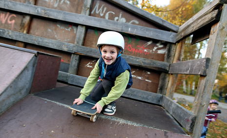 Ein kleiner junge mit Skateboard auf einer Rampe