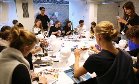 Junge Menschen bei einem Workshop beim Jugend-Summit in Berlin