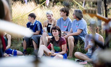 Jugendliche sitzen draußen in den Natur