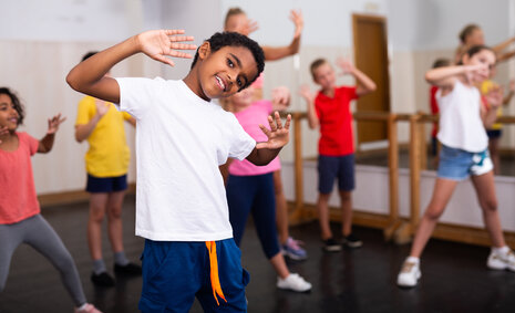 Verschiedene Kinder im Tanzstudio