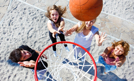 Drei Mädchen spielen Basketball