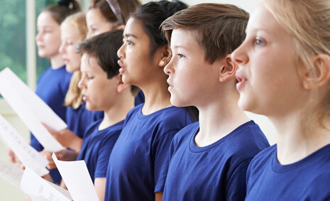 Junge Menschen singen in einem Chor