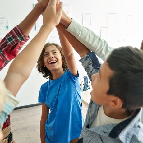 eine Gruppe jubelnder Kinder