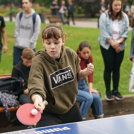 Mädchen im Park beim Tischtennisspielen